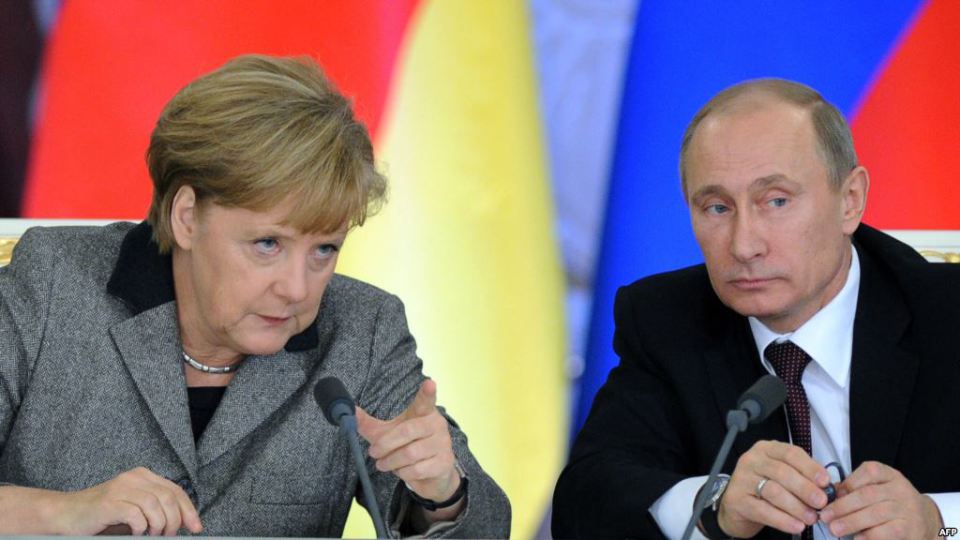 В Чехия Путин догони Меркел по популярност