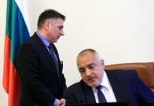 Франс прес: Българският премиер уволни правосъдния министър, за да спаси кожата си