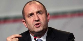 Радев: Пред очите на българите властта търгува Конституцията. Раздава плажове, пари и постове