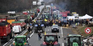 Европа се тресе: Фермери и таксиметрови шофьори блокираха Париж и Брюксел, Италия също въстана