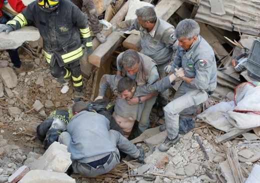 Апокалипсисът на Апенините: Броят на жертвите от земетресението в Италия расте главоломно! (ПОКЪРТИТЕЛНИ СНИМКИ/ВИДЕО 18+)