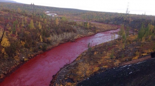 Река в Сибир потече кървава, вижда се и от небето (СНИМКИ)