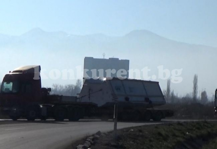 335-тонното чудовище тръгна към София (ПЪРВИ СНИМКИ)