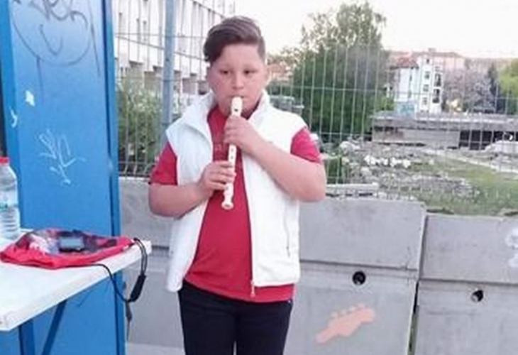 Историята на 11-годишния Сашо от Пловдив разтърси Фейсбук! Момчето свири на улицата, за да събере пари за болното си братче