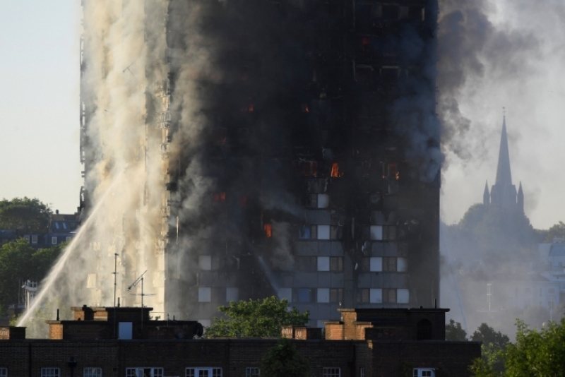 Ужасът в Лондон! Ето има ли пострадали българи! Хората скачат от горящата сграда, писъци раздират дима, от който има много натровени