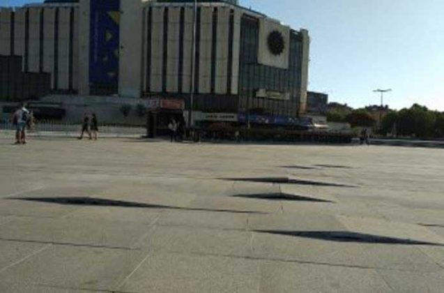 Площадът пред НДК, който беше ремонтиран за 2,5 млн. лв. сега е хълмист терен