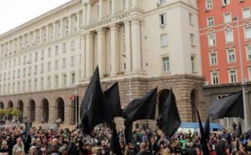 Майките не приемат извинението на Валери Симеонов, протестите продължават