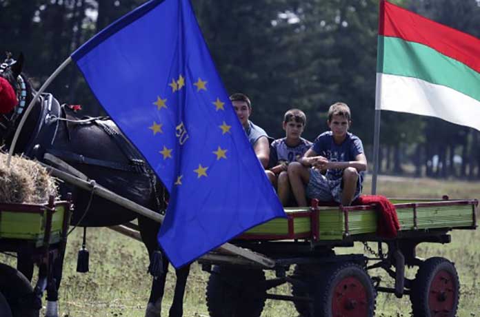 Въобще трябва ли ни ЕС? Младите хора бягат, а политиците стават още по-корумпирани