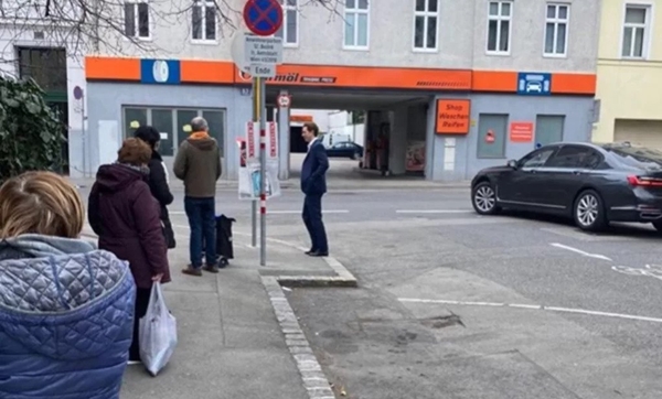 Канцлерът на Австрия чака пред аптека. Без гавази, без охрана като нашите властници